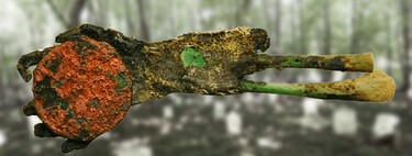 Una mano verde momificada agarrando una moneda en un cementerio abandonado. Un hallazgo arqueológico único que parece sacado de Indiana Jones