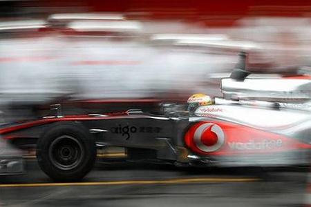 Lewis Hamilton da el golpe de efecto el último día de pretemporada