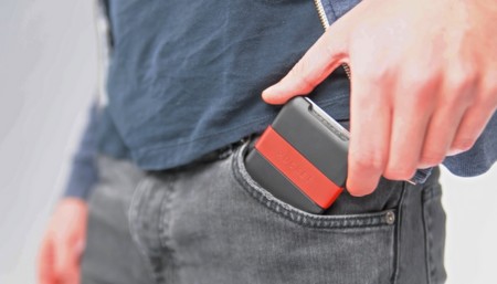 Pocket reúne cartera y batería extra para el móvil en un solo dispositivo