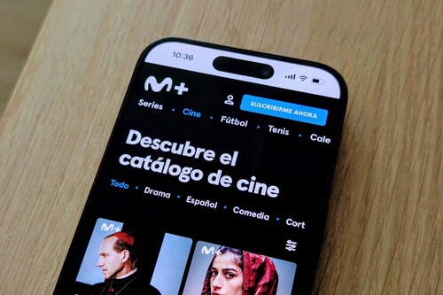 Foto de un iPhone 15 Pro con la web de Movistar Plus+ en pantalla