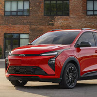 El Chevrolet Bolt vuelve y ahora es tan barato como un Jetta... o un BYD: así es el segundo intento de GM por un auto eléctrico accesible e interesante 