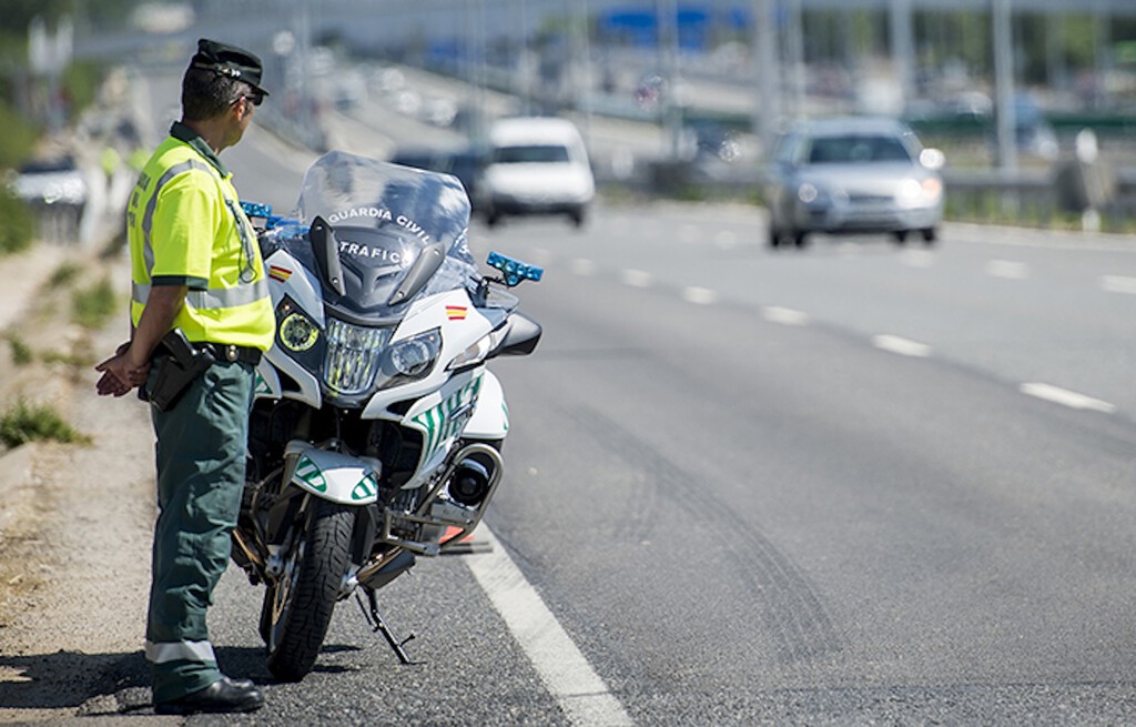 Contra el calor extremo, los agentes de la Guardia Civil qui