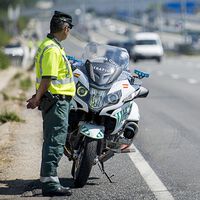 Contra el calor extremo, los agentes de la Guardia Civil quieren elegir entre la moto o el coche. Y que no lo decidan sus jefes