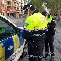 Irresponsabilidad en cuarentena, nivel: ocho personas en un coche sin la ITV, con una rueda pinchada y faros rotos