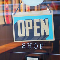 Debería apoyar al comercio local, pero tras años dándome la espalda ahora no tengo empatía con ellos