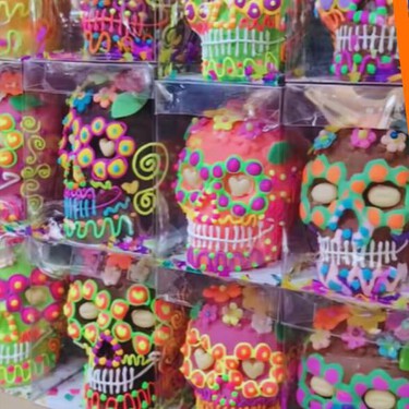 Encuentra calaveritas de amaranto o chocolate para tus ofrendas de Día de Muertos en este mercado de dulces de CDMX
