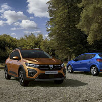 Julio confirma que los coches más vendidos en España son baratos y de gasolina: el Dacia Sandero sigue imbatible y Toyota manda en marcas