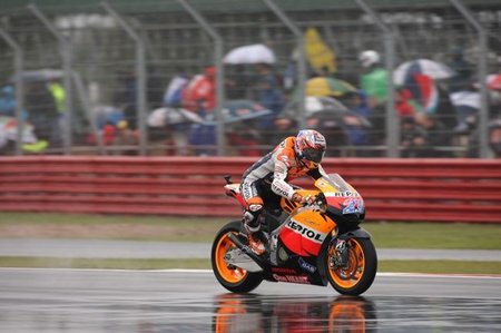 MotoGP Inglaterra 2011: Casey Stoner gana y Jorge Lorenzo se cae en el diluvio de Silverstone