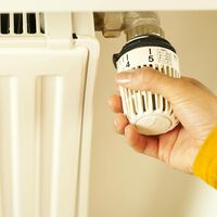 La ciencia explica cómo calentar la casa aunque los radiadores estén apagados: así funciona la inercia térmica