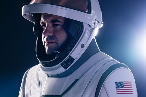 Jared Isaacman con el traje espacial de SpaceX