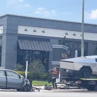 Una Cybertruck chocó contra un Sentra y lo destrozó. Es una mala noticia para Tesla: su pick-up es tan dura que es peligrosa para otros autos y sus pasajeros