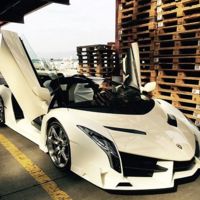 Yo si pudiese también le regalaría a mi novia un Lamborghini Veneno Roadster