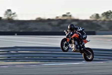¡Disfruta del sábado! Mira a la visceral KTM 790 Duke rodando a cuchillo en Monteblanco
