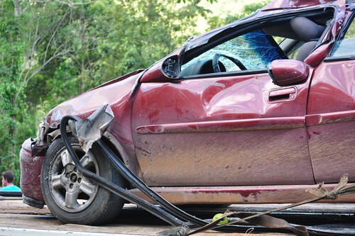 ¿Qué hago si le cae un árbol encima a mi auto? Aquí te damos el paso a paso