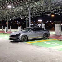 La paradoja de los centro de carga para autos eléctricos: no es que no haya, es que la gente no los quiere usar 
