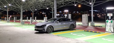 La paradoja de los centro de carga para autos eléctricos: no es que no haya, es que la gente no los quiere usar 