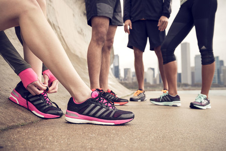 Al correr, evita la zancada larga y pesada