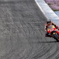 Marc Márquez se disloca el hombro entrenando en el Circuito de Jerez