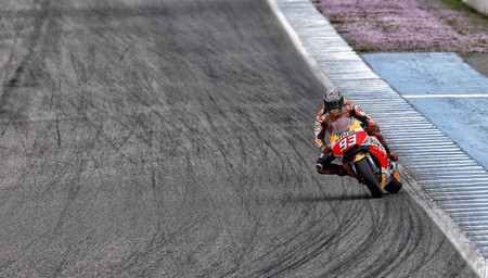 Marc Márquez se disloca el hombro entrenando en el Circuito de Jerez