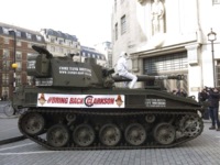 Se planta con un tanque en la puerta de la BBC para pedir que vuelva Jeremy Clarkson a Top Gear