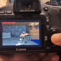 La cámara reflex que usaste para tomar fotos en los XV años de tu prima ahora tiena otra función: puedes instalarle DOOM y jugar ahí 