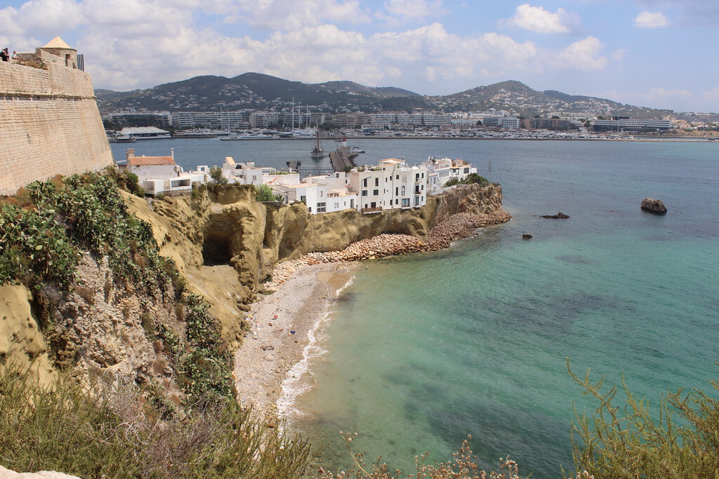 El Gobierno trabaja en un reglamento de costas con una pregunta en el aire: si podrá expropiarte una casa en la playa 