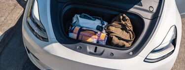 Los dos coches más vendidos de Europa son como el día y la noche: uno eléctrico y premium, el otro gasolina y 'low cost'