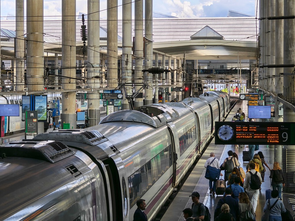 La UE quiere que Renfe venda billetes de Iryo y Ouigo en su propia web: un palo a los monopolios ferroviarios europeos