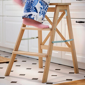 Ikea tiene la solución para que hasta los más bajitos lleguen a las estanterías más altas de la cocina sin usar las sillas