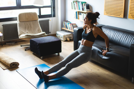 Entrenamiento Tabata para perder grasa en tu propia casa: cómo organizarlo, qué ejercicios elegir y un ejemplo de rutina