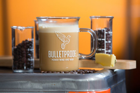 Bulletproof coffe, el café que promete saciedad y mejoras en el rendimiento físico e intelectual: ¿producto milagro o realidad?