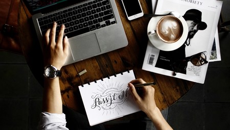 Quédate en casa y aprende con los cursos gratuitos de Domestika (o perfecciona tus habilidades con los cursos profesionales)