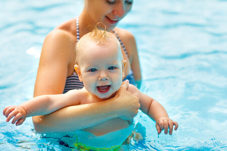 bebe-verano-piscina