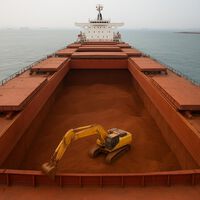 Um verdadeiro titã: navio é tão grande que faz uma escavadeira gigante parecer um brinquedo se colocada lado a lado 