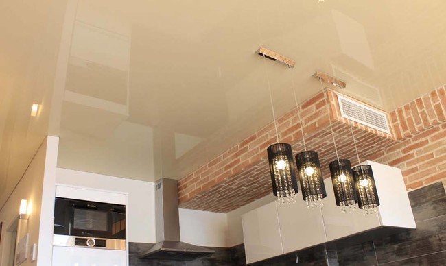 ¿Tienes humedad en el baño? Los techos tensados ahorran tiempo de