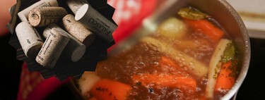 Ni trapos ni agarraderas: el truco del corcho de vino para sujetar tapas calientes
 