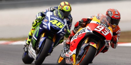 La patada desde la Yamaha de Valentino Rossi no existe ni en telemetría