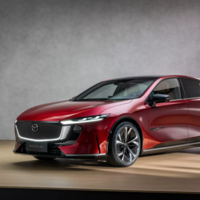 Mazda se mete al terreno de Tesla: el Mazda 6 revive como un sedán 100% eléctrico, pero tiene truco: no es 100% Mazda