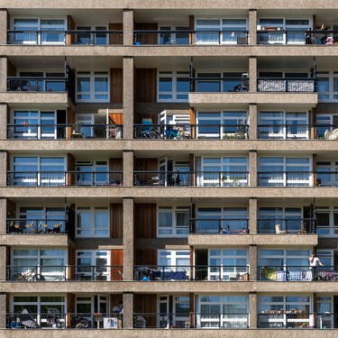 Si en tu comunidad de vecinos hay mayores de 70, no tienes que aprobar en junta las obras para poner un ascensor o una rampa, según la Ley de Propiedad Horizontal