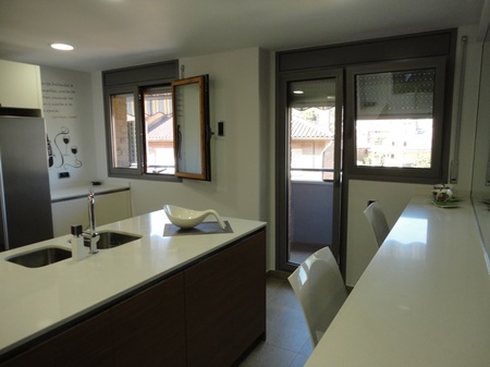 Antes y después: ganando espacio y luz natural Cocinas abiertas al pasillo