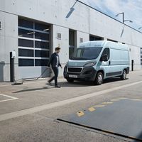 Peugeot e-Boxer: la furgoneta grande del león se vuelve eléctrica, con 120 CV y hasta 340 km de autonomía