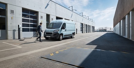 Peugeot e-Boxer: la furgoneta grande del león se vuelve eléctrica, con 120 CV y hasta 340 km de autonomía