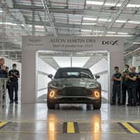 El primer Aston Martin DBX sale de la línea de producción. Llegará a los clientes a finales de este mes