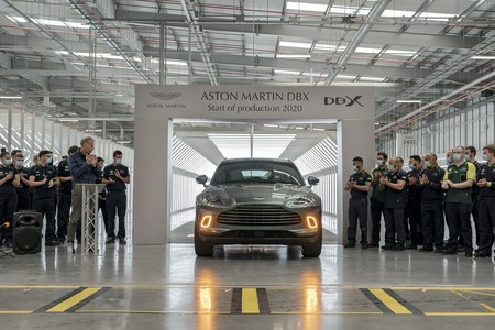 El primer Aston Martin DBX sale de la línea de producción. Llegará a los clientes a finales de este mes