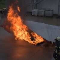Tornou-se uma ferramenta valiosa para os bombeiros, mas o cobertor "chinês" que extingue o fogo de um carro elétrico tem um problema 
