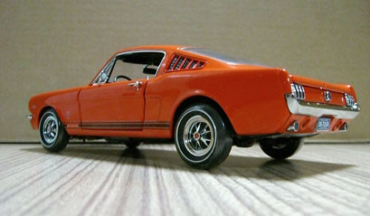 1965 Ford Mustang GT 2+2 Fastback a escala 1:18