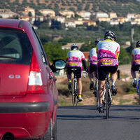 Así tendrán que adelantar los coches a los ciclistas con la nueva ley de Tráfico si no quieren ser multados por la DGT