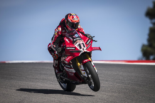 Nicolò Bulega sigue a su bola y Miguel Oliveira logra su primer podio en Superbikes en Portimao 