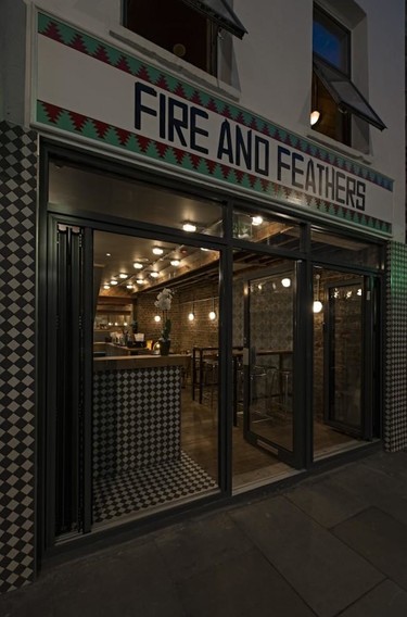 Si buscas algo distinto en Londres, Fire and Feathers es el lugar idóneo