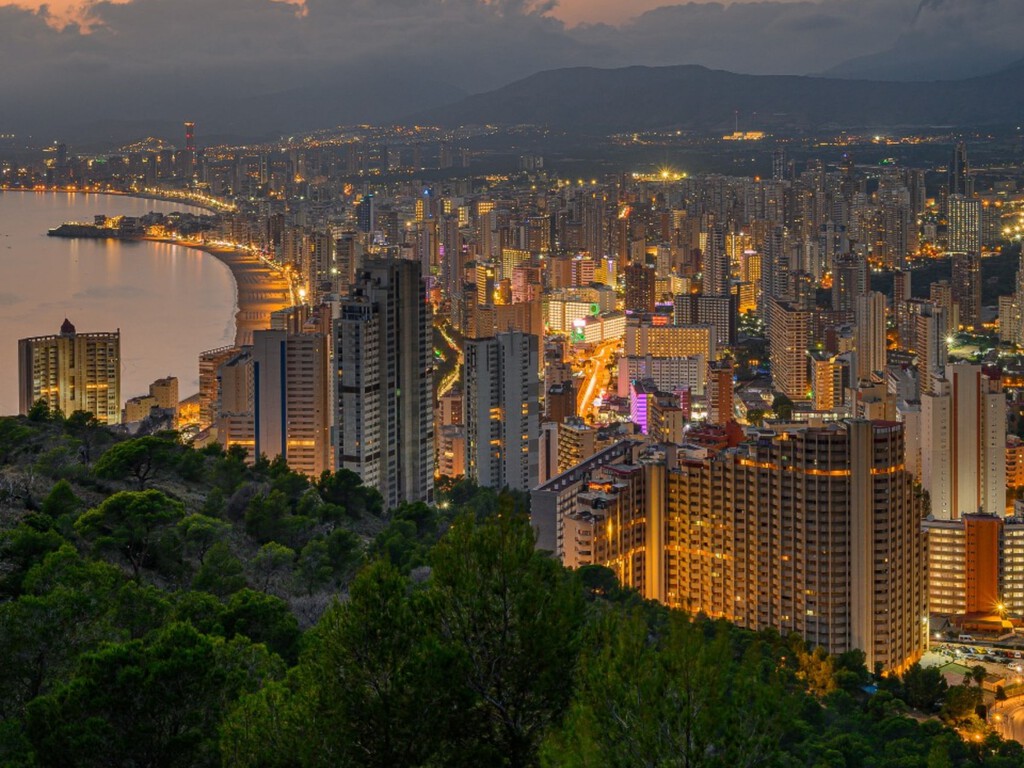 Benidorm, una ciudad dividida entre británicos y españoles: “Beben muchísimo, pero así es como vivimos de los turistas” 